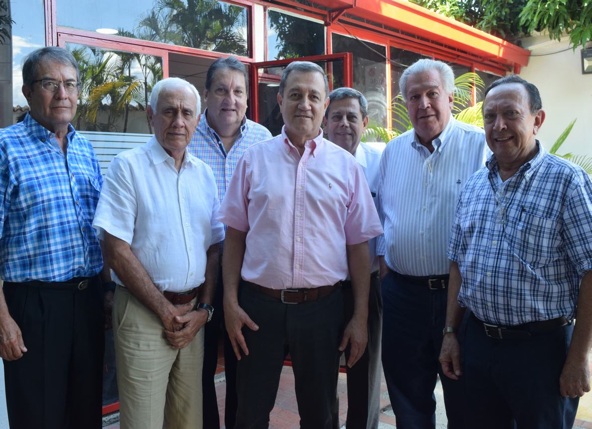 El senador Ernesto Macías junto a Pablo Gamboa, Iván Perdomo, José Fernando Mejía, Neftalí Vásquez.